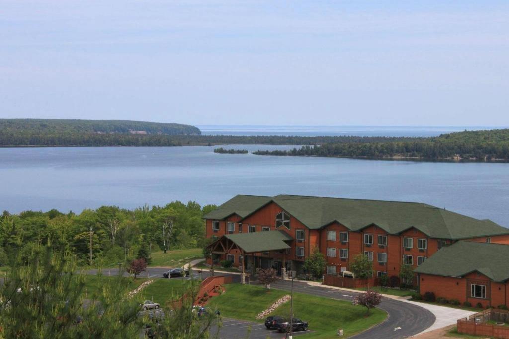 Holiday Inn Express Munising-Lakeview Hotel By Ihg Εξωτερικό φωτογραφία