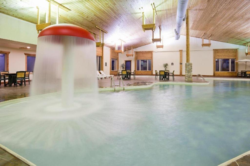 Holiday Inn Express Munising-Lakeview Hotel By Ihg Εξωτερικό φωτογραφία